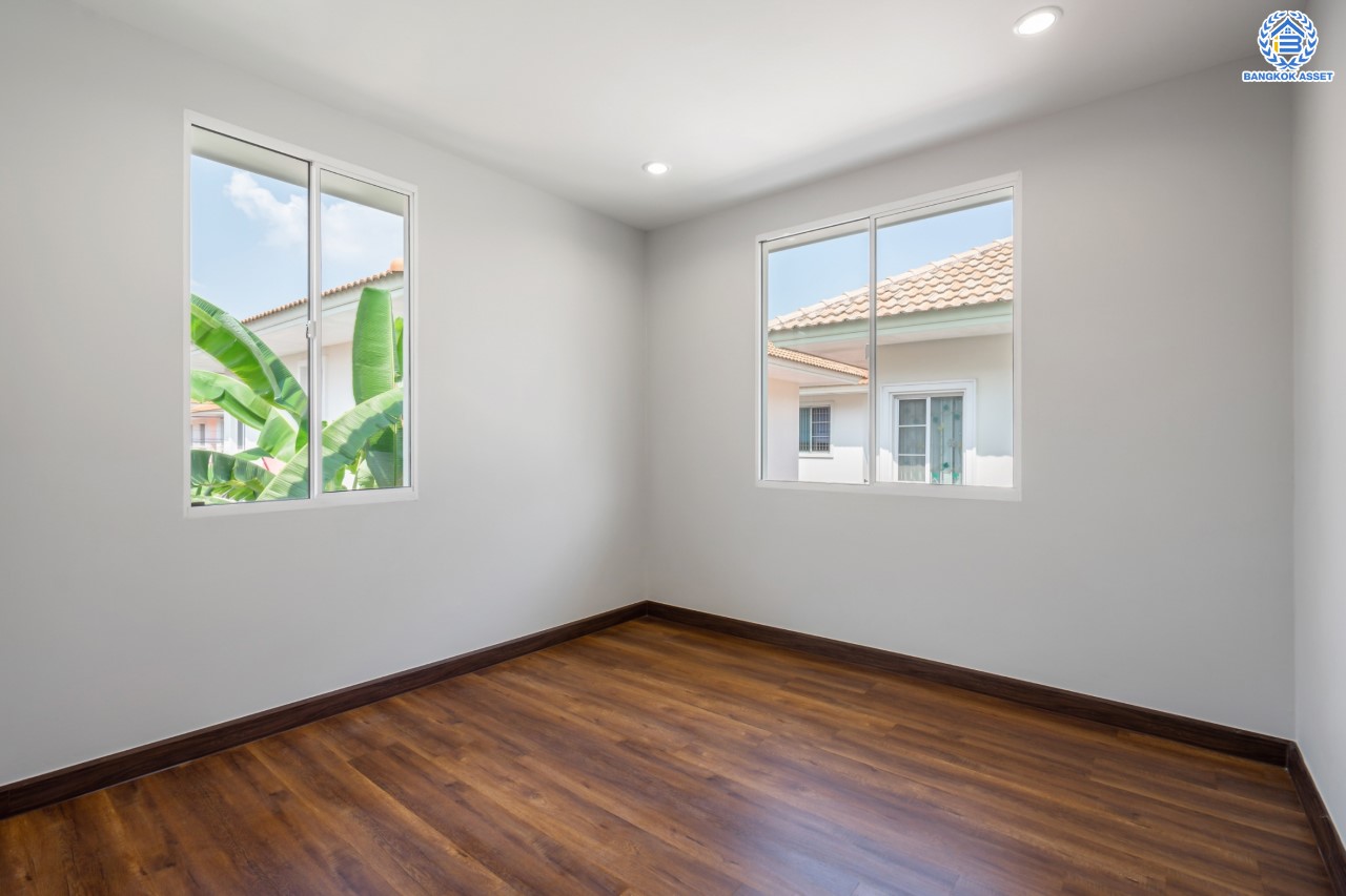 บ้านมือสองตกแต่งใหม่ ม.ภัสสร7 บางบัวทอง ติดถนนเมน! เนื้อที่ 59.3 ตร.ว. ฟังก์ชัน 3 ห้องนอน 3 ห้องน้ำ จอดรถได้ 2 คัน บนทำเลเดินทางสะดวก ติดถนนใหญ่ เพียง 400 ม. จากรถไฟฟ้าสถานีบางพลู ใกล้เซ็นทรัลเวสต์เกต